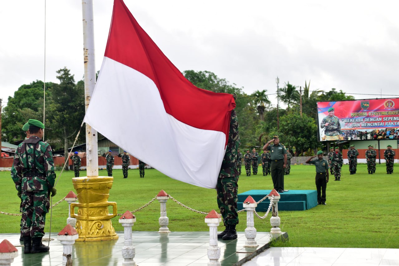 RATUSAN PERSONEL KODIM MERAUKE MENGIKUTI UPACARA BENDERA