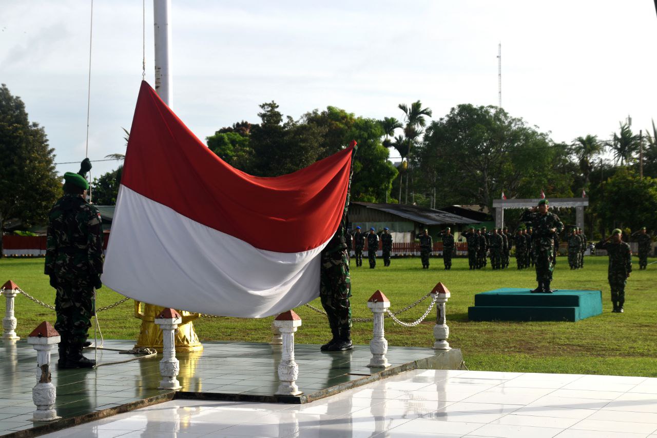 LETKOL INF BAYU KRISWANDITO PIMPIN UPACARA BENDERA MINGGUAN